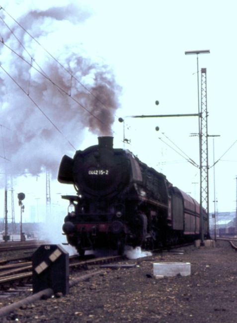 044&nbsp;215 mit Dg (Kohlewagenzug) Ausfahrt Recklinghausen, im April 1977