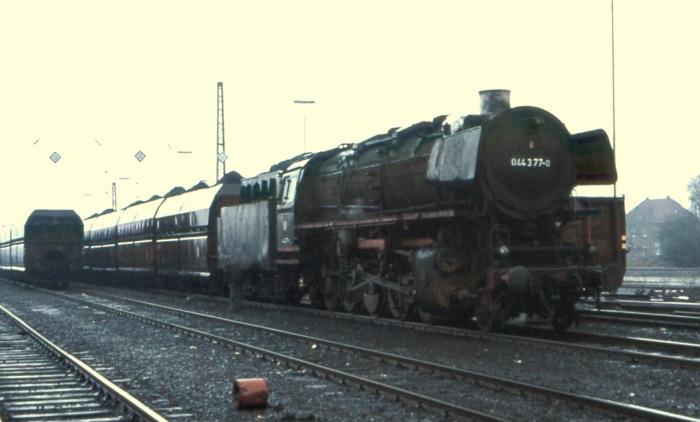 044&nbsp;377 vor gefülltem Kohle-Güterzug in einem der vielen Rangierbahnhöfen im Ruhrgebiet, im Mai 1977