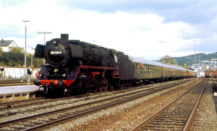 044&nbsp;434 vor einem Sonderzug im Bahnhof Meschede, im Mai 1977