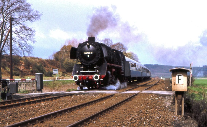 044&nbsp;508 mit Sonderzug bei Meschede, im April 1977
