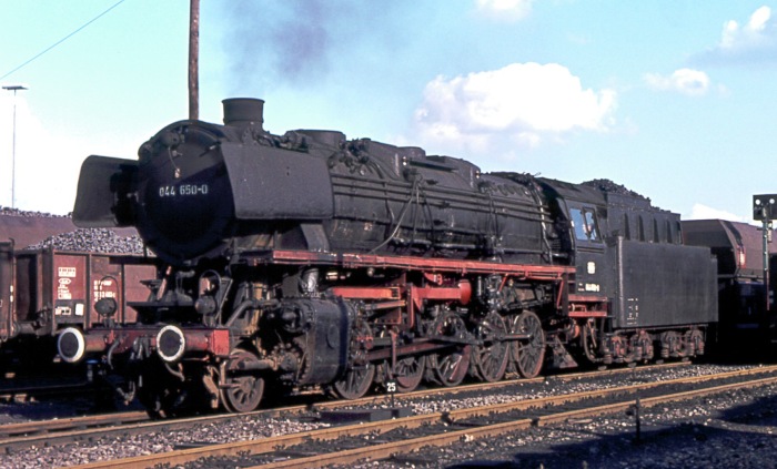 044&nbsp;650 vor einem DG in Castrop Rauxel Süd, im Mai 1977