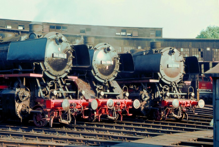 044&nbsp;654 neben 044&nbsp;508 und 044&nbsp;379 im Bw Glesenkirchen-Bismarck, im Mai 1977