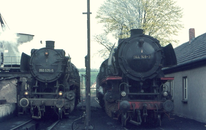 044&nbsp;149 neben 050&nbsp;525 im Bw Herzberg, Anfang Mai 1976