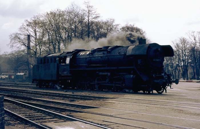 44&nbsp;0390, als sie LZ den Bahnhof Ludwigslust durchfährt, um 11:25h am 24.04.1976