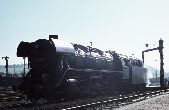 44&nbsp;0270 erhält Wasser im Bf Saalfeld, 12.10.1976