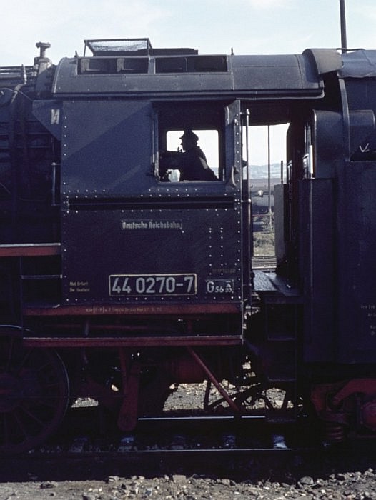 44&nbsp;0270 erhält Wasser im Bf Saalfeld, 12.10.1976