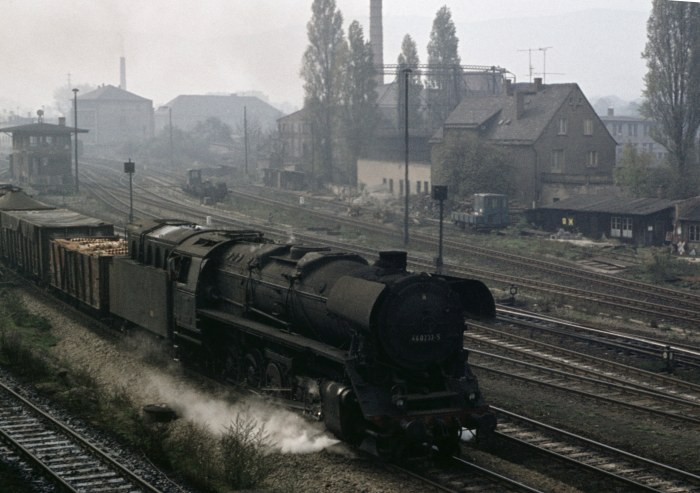 44&nbsp;0233 mit Güterzug Ausfahrt Saalfeld, am 12.10.1976