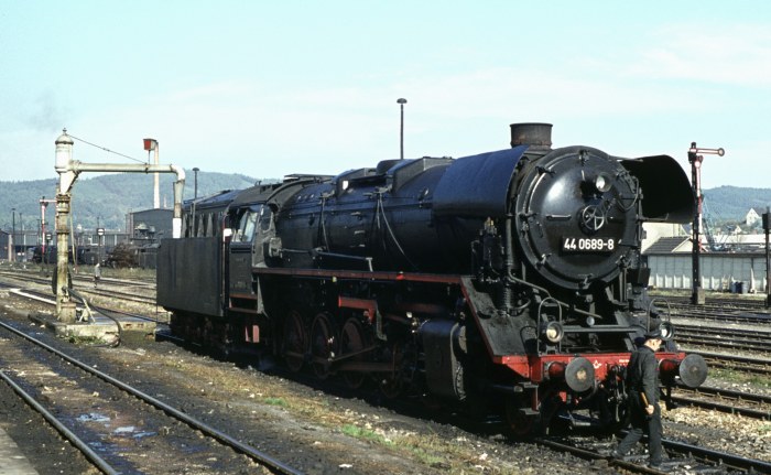 44&nbsp;0689 ebenfalls am Wasserkran im Bahnhof Saalfeld, am 12.10.1976