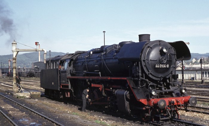 44&nbsp;0104 am Wasserkran im Bahnhof Saalfeld, am 12.10.1976
