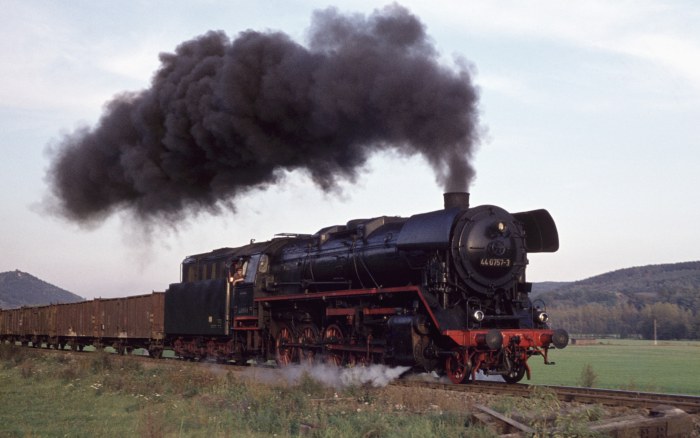 44&nbsp;0757 Güterzug auf der Saalebahn bei Etzelbach, am 12.10.1976
