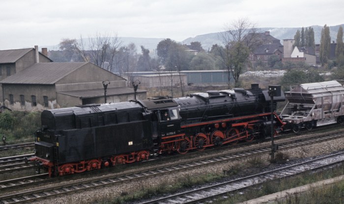 44&nbsp;0104&nbsp;Tv abwärts kommend mit Güterzug aus Unterwellenborn, an der Einfahrt von Saalfeld, um ca.11:00h am 14.10.1976
