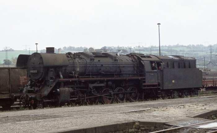 44&nbsp;0233, wie üblich in einem jahrelang gleichen, immer ziemlich schmutzigen Look, beim Umsetzen im Bahnhof Saalfeld, um 15:15h am 14.10.1976
