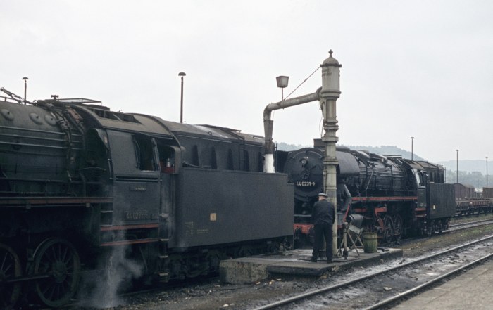 44&nbsp;0233 und 44&nbsp;0231 am Wasserkran in Saalfeld, 14.10.1976