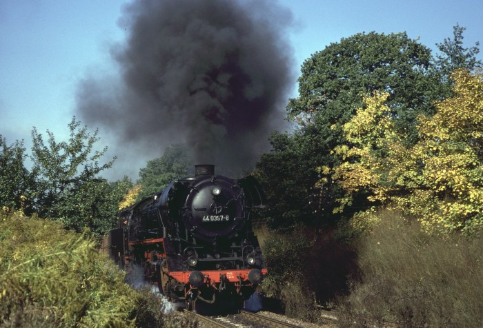 44&nbsp;0397 mit Erzzug(?) hinter Saalfeld, 08.10.1978
