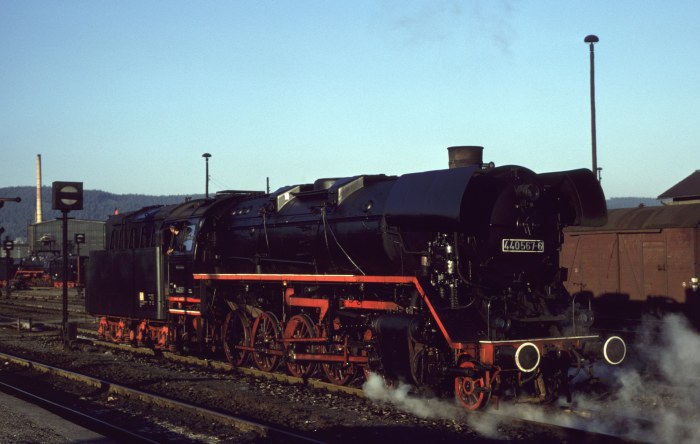 44&nbsp;0567 fährt vom Wasserkran im Bf Saalfeld weg, 08.10.1978