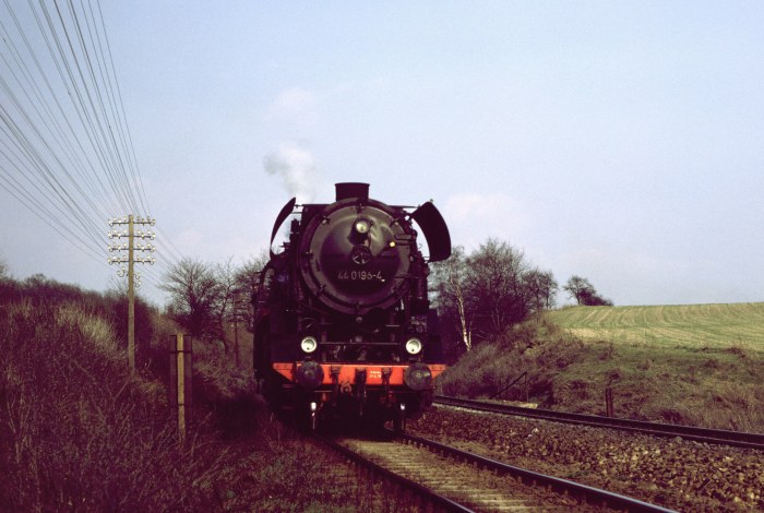 44&nbsp;0196 Lz talfahrend vor Saalfeld, 13.04.1979