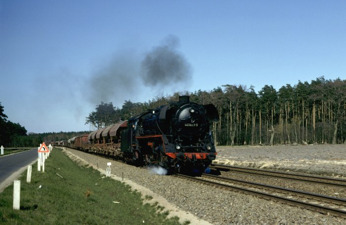 44&nbsp;0453 mit Güterzug vor Ludwigslust, am 03.05.1980