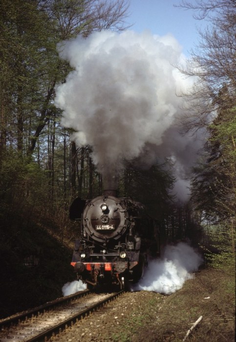 44&nbsp;0115 mit Sandzug vorm Oppurger Tunnel, am 10.05.1980