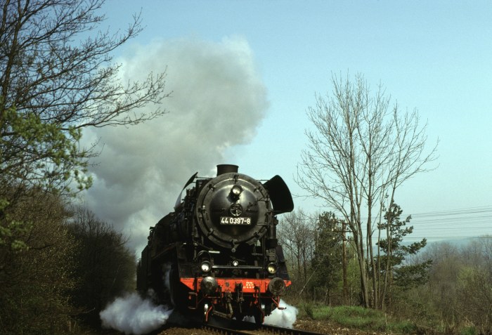 44&nbsp;0397 mit Güterzug vorm Oppurger Tunnel, am 10.05.1980