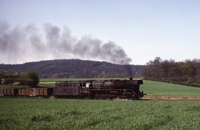 44&nbsp;0305 mal wieder schön schwer mit Güterzug bergauf fahrend in der Rampe von Saalfeld nach U-Born, um 16:55h am 10.05.1980