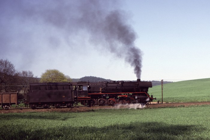 44&nbsp;0305 mal wieder schön schwer mit Güterzug bergauf fahrend in der Rampe von Saalfeld nach U-Born, um 16:55h am 10.05.1980