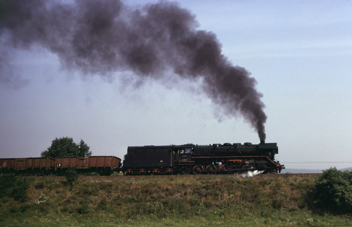 44&nbsp;0397 mit Gz vor Unterwellenborn am Berg, am 27.08.1979.