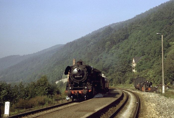 44&nbsp;0757 mit Güterzug nach Göschwitz durchfährt Uhlstädt, 20.09.1980