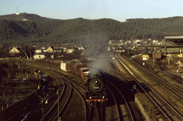 44&nbsp;0601 Gz aus Richtung Rudolstadt, einfahrend Saalfeld, 28.12.1980