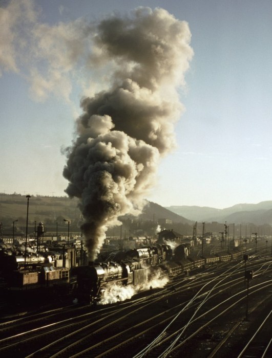 44&nbsp;0??? mit schwerem Sandzug Ausfahrt Saalfeld, 28.12.1980
