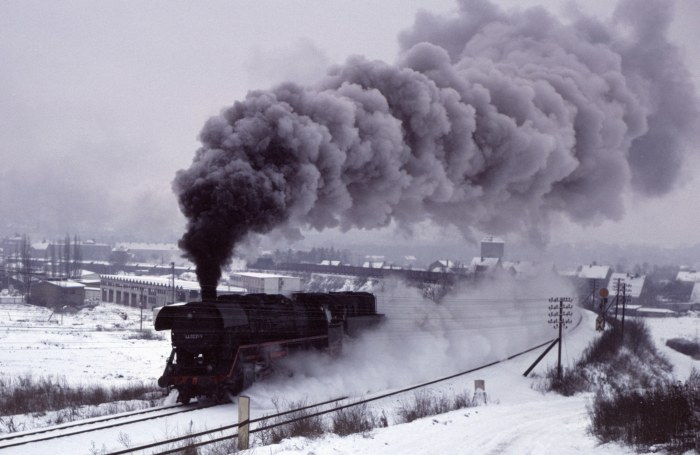 44&nbsp;0231 vor Erzzug, Schub: 44&nbsp;0387&nbsp;Tv, hinter Saalfeld, am 10.01.1981