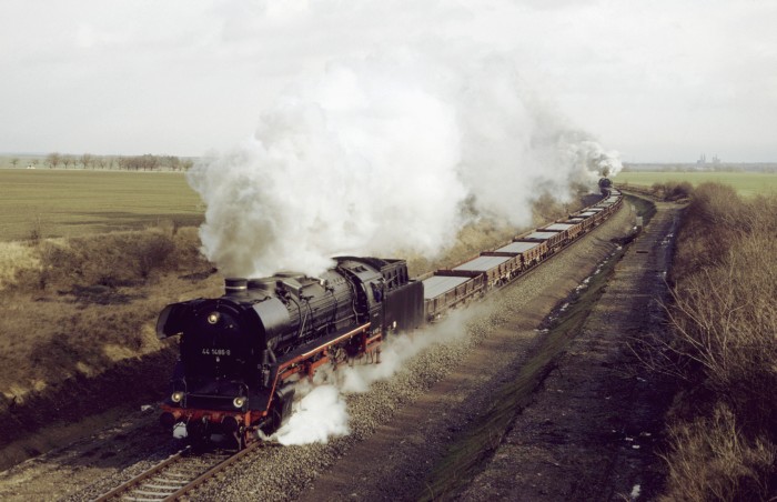 44&nbsp;1486 vor Gag&nbsp;56160, Schub: 50&nbsp;3708, hinter Ströbeck, 19.02.1993