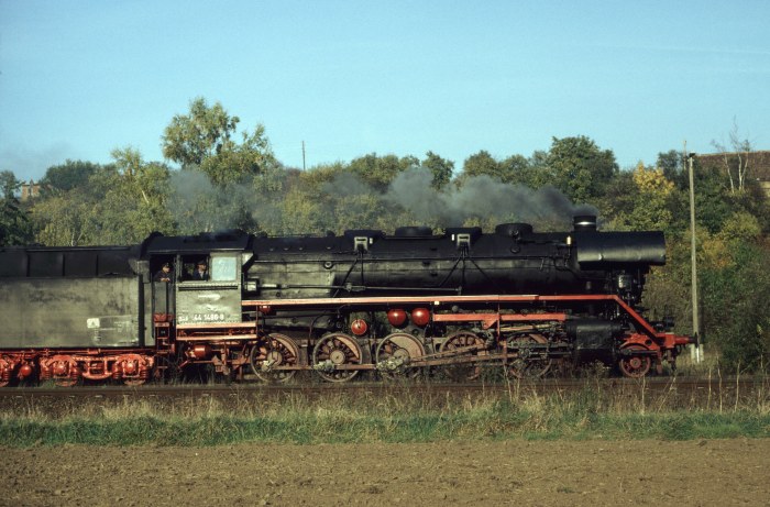 44&nbsp;1486 mit Sondergüterzug einfahrend Wasserthaleben, 20.10.2001