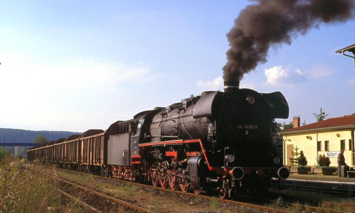 44&nbsp;1486 vor leerem Holzwagen-Zug in Walldorf im Rahmen des Kiesdampfes Oktober 2007