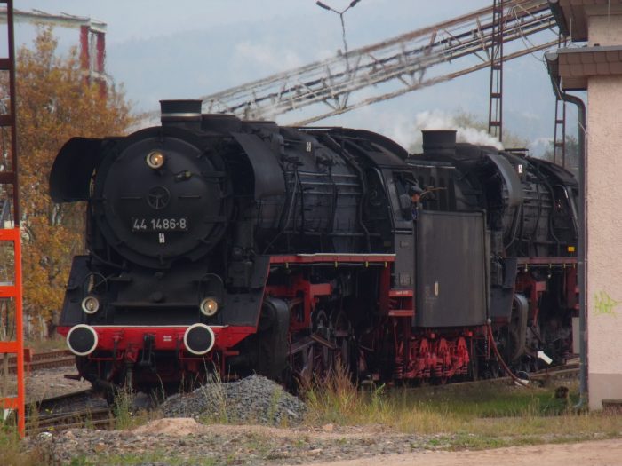 44&nbsp;1486 vor der 44&nbsp;2546 im Kieswerk in Immelborn, woher auch die angemessen schweren Güterzuge kamen, hier nun noch beim Wassernehmen per Schlauch., um 14:50h am 29.10.2011