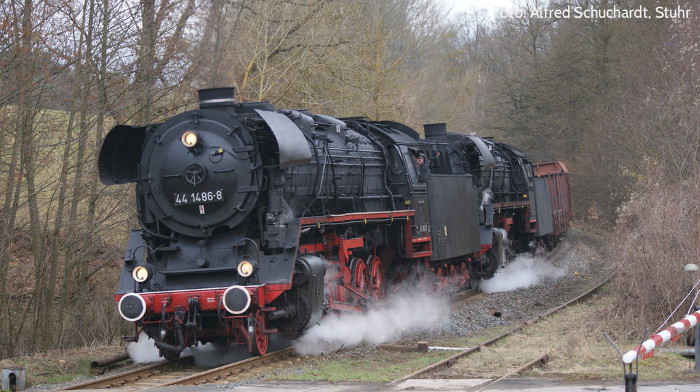 44&nbsp;1486 mit DGz&nbsp;303 an der Einfahrt von Oberrohn, etwa um 12:00h am 12.04.2013