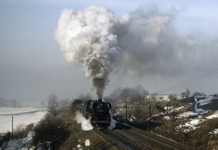44&nbsp;0393 Güterzug nach Gera auf der Steigung bei Gorndorf, am 31.01.1981