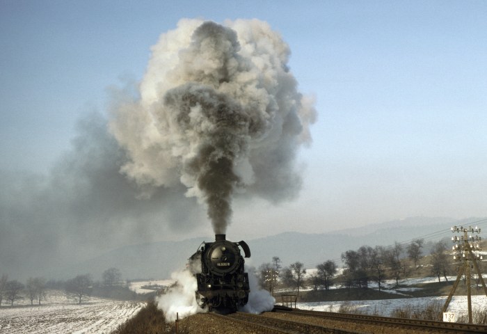 44&nbsp;0567 sehr langsam mit Übergabe nach U-Born auf der Steigung hinter Saalfeld, am 31.01.1981