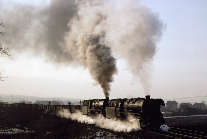 44&nbsp;0567 + 44&nbsp;0231 mit Erzzug hinter Saalfeld am Berg, 31.01.1981