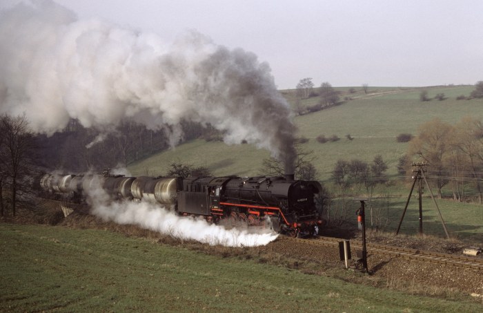 44&nbsp;0231 mit Ölzug bei Neunhofen, 28.03.1981