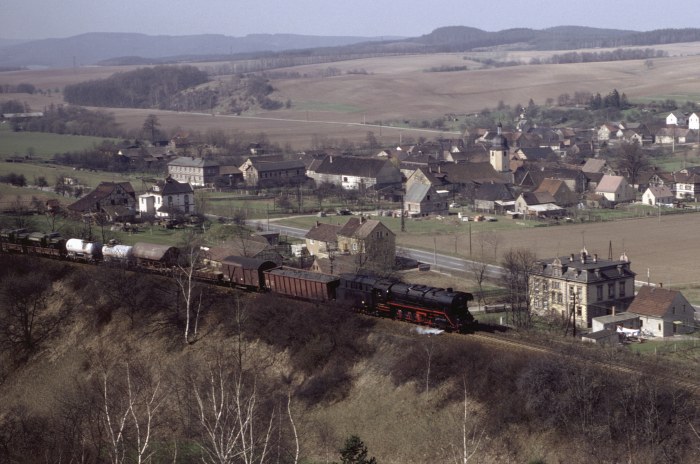 44&nbsp;0393 mit Ng&nbsp;66420 bei Kolba hinter Oppurg, am 28.03.1981