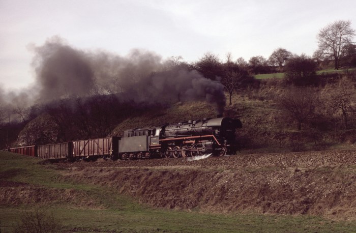 44&nbsp;0413 mit Güterzug vor Unterwellenborn, 28.03.1981