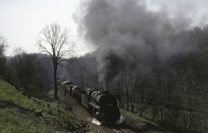 44&nbsp;0196 mit Ng ->Gera bei der Schlagmühle am Orla-Tal, 11.04.1981