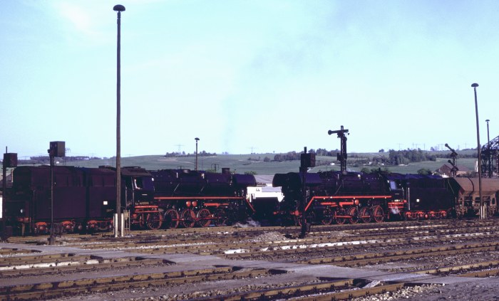 44&nbsp;0233 und 44&nbsp;0305 im Rbf Saalfeld, um 19:10h am 09.05.1981