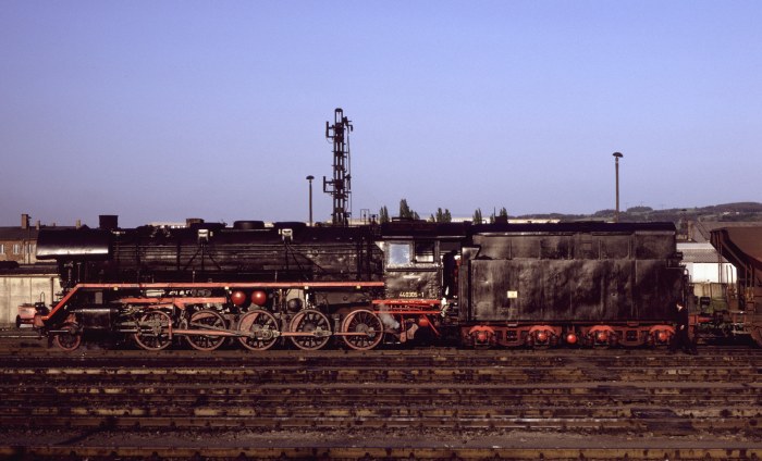 44&nbsp;0305 vor Güterzug in Saalfeld, am 09.05.1981
