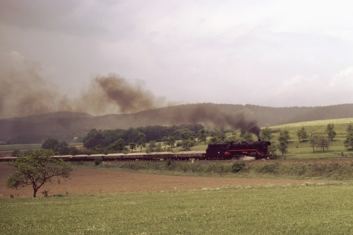 44&nbsp;0305 mit Sandzug ->Könitz, hinter Saalfeld, am 16.05.1981
