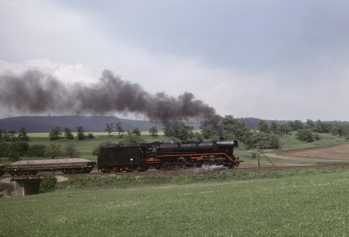 44&nbsp;0305 mit Sandzug ->Könitz, hinter Saalfeld, am 16.05.1981
