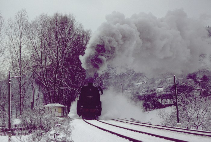 44&nbsp;0305 mit P&nbsp;3004 Ausfahrt Uhlstädt, am 12.12.1981