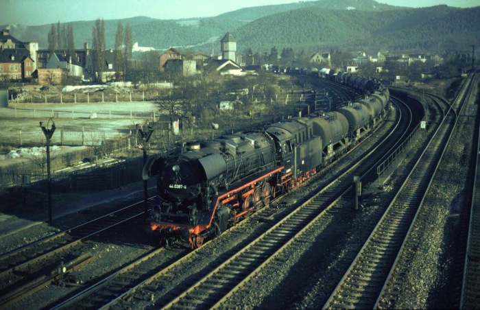 44&nbsp;0397 mit Ng&nbsp;66471 aus Richtung Göschwitz von der Saaletalstrecke einfahrend in Saalfeld, morgens im März 1981