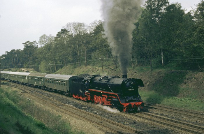 44&nbsp;1412 vor Sonderzug in Kerkwitz (Lausitz), am 14.05.1993