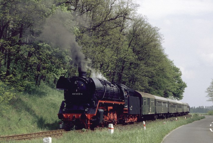 44&nbsp;1412 mit Sonderzug bei einem Fotohalt auf der Strecke Forst-Guben 14.05.1983